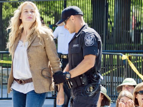Daryl Hannah in manette