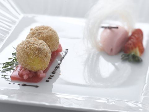 Canederli di ricotta con ragù di rabarbaro