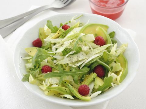 Insalata con avocado e lamponi