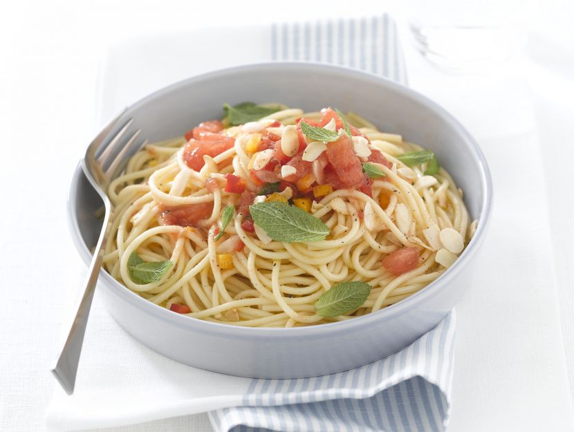 spaghetti-al-pomodoro-peperoni-e-mandorle ricetta