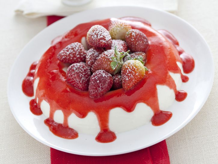 yogurt-in-forma-con-coulis-di-fragole immagine