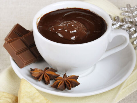 Cioccolata calda: ricetta base, trucchi e varianti