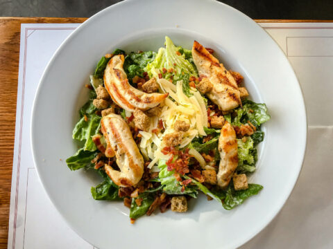 Caesar salad con pollo