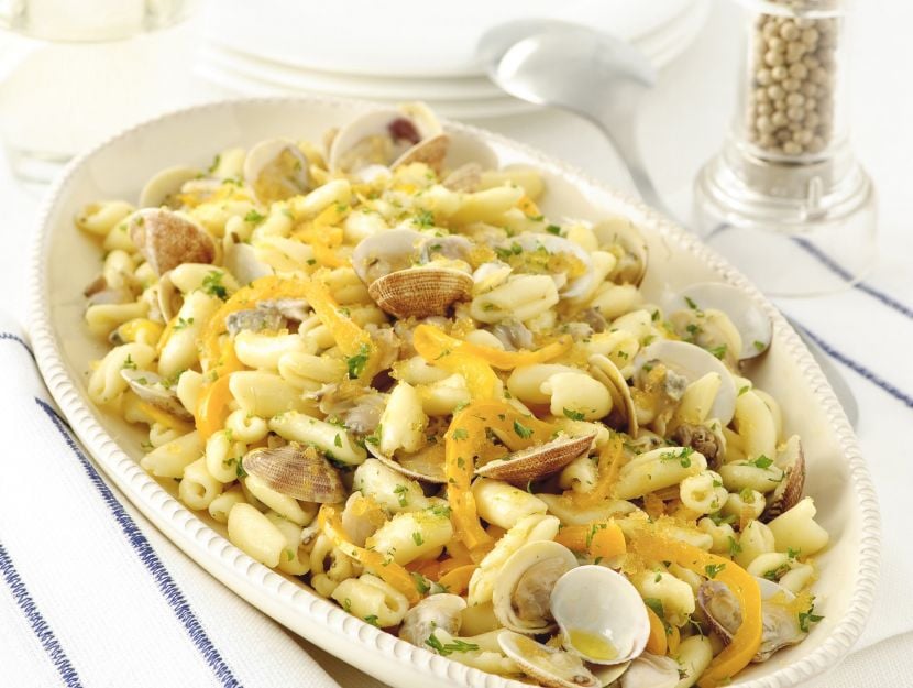 cavatelli-con-vongole-peperone-e-bottarga foto