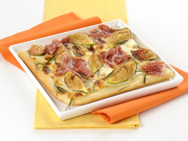 Focaccia allo stracchino con coppa, fichi e rosmarino: la ricetta tipica genovese