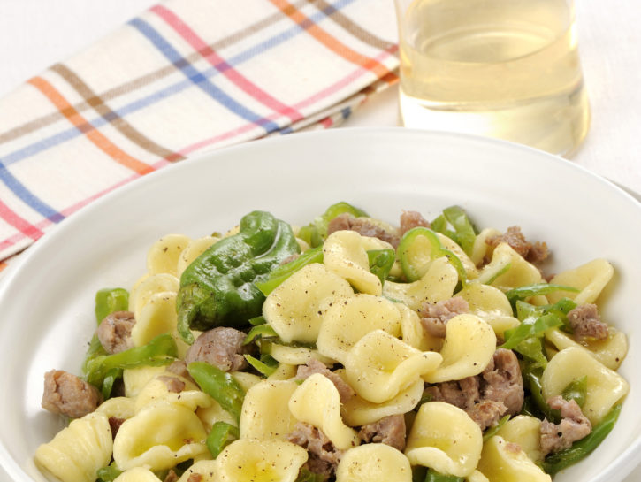 Orecchiette con salsiccia e peperoncini verdi dolci