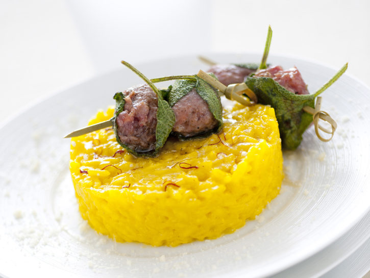 Tortino allo zafferano con spiedino di salsiccia