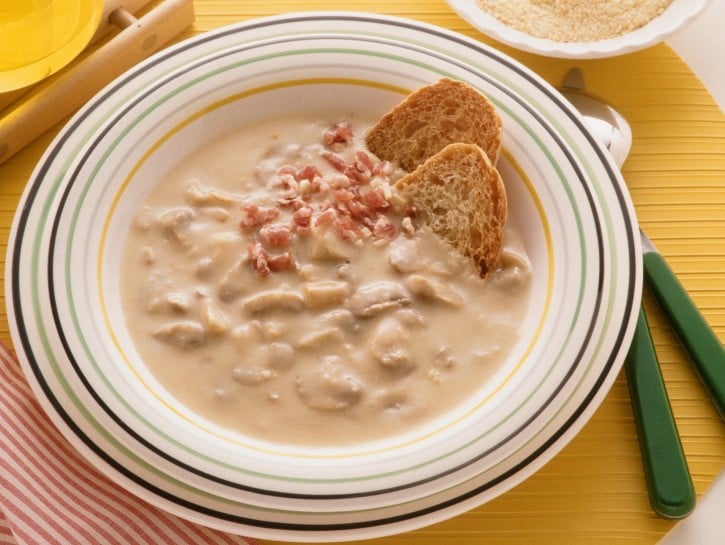 zuppa di cipolle con funghi e pancetta