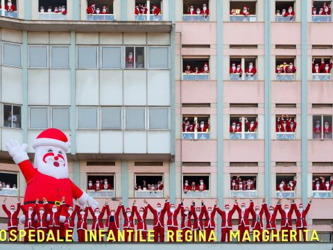 Tanti Babbo Natale per i piccoli dell’Ospedale Regina Margherita