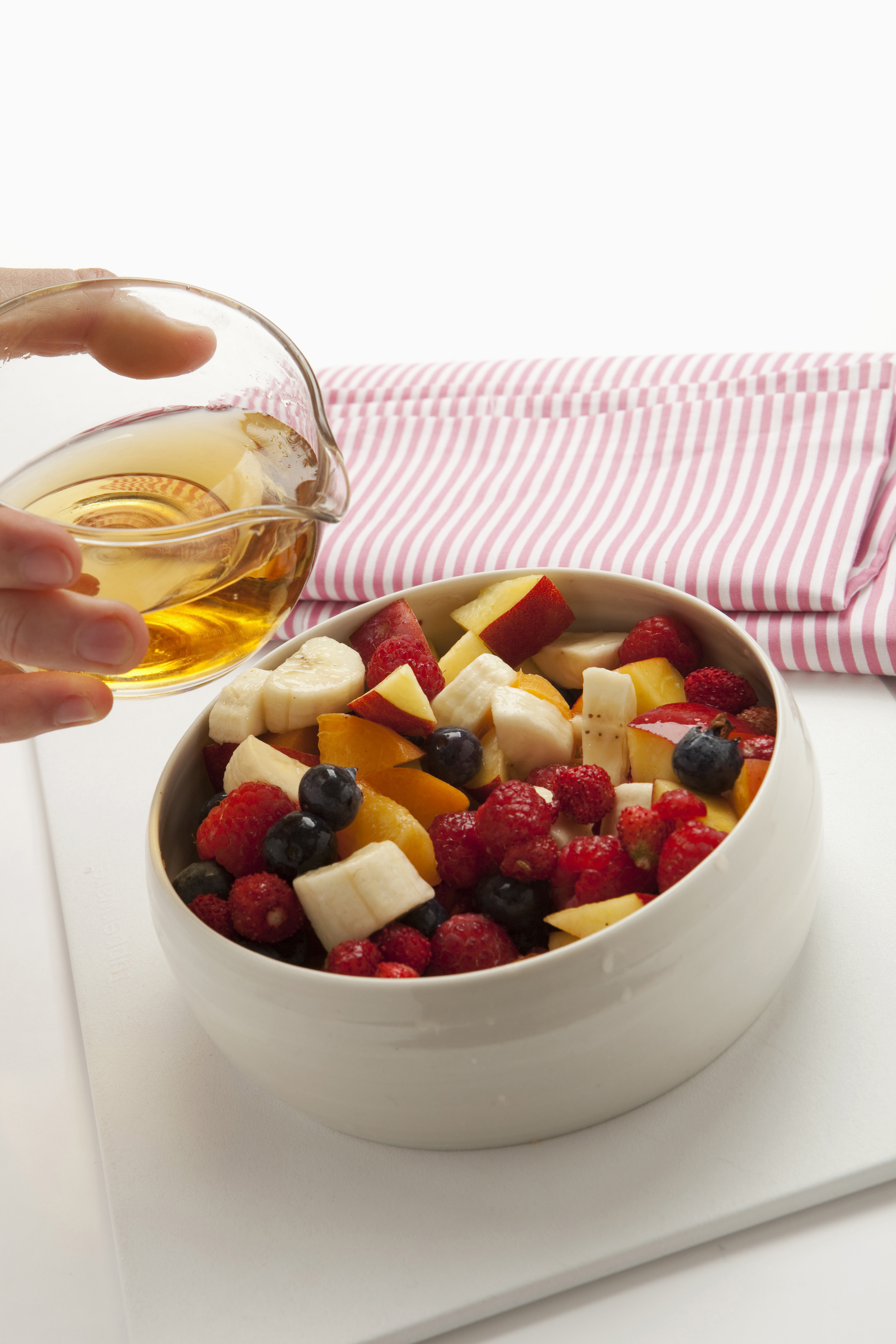 Ricetta Macedonia di frutta con gelato allo yogurt - Donna Moderna