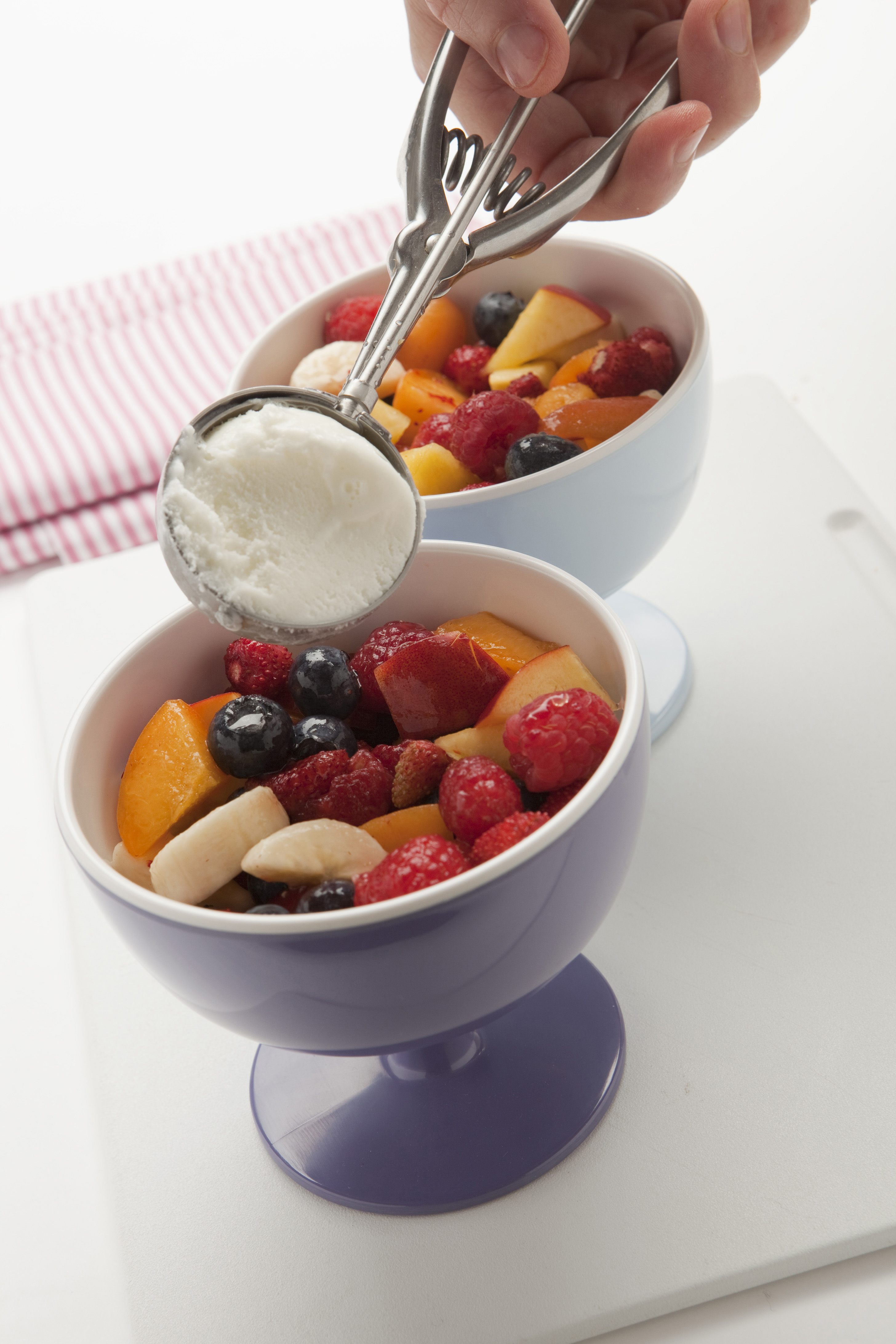 Ricetta Macedonia di frutta con gelato allo yogurt - Donna Moderna