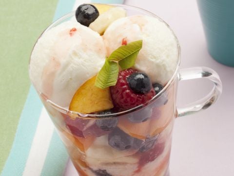 Macedonia di frutta con gelato allo yogurt