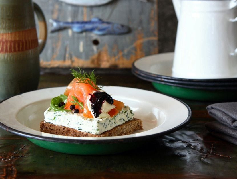 pane-integrale-salmone-marinato-e-panna-acida