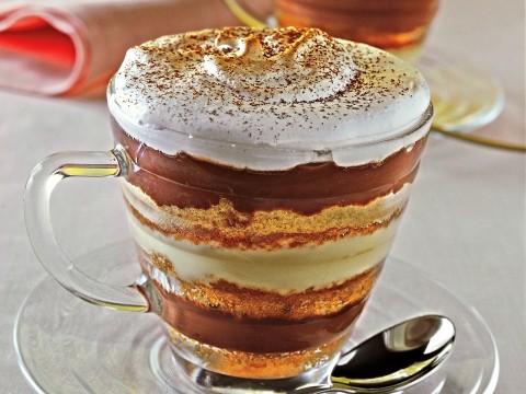 Zuppa inglese in tazza al caffè