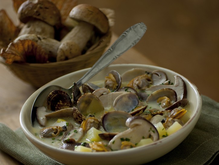 Zuppetta di vongole con porcini e bacon Donnamoderna