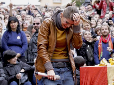 Alessandra Amoroso in lacrime tra i fan