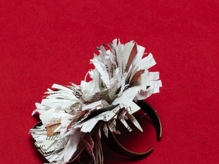 Decori e addobbi fai-da-te: l'anello in carta di giornale