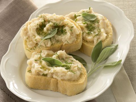 Bruschetta con fagioli gialli