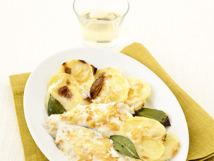 Gratin di filetti di orata e patate al latte e alloro