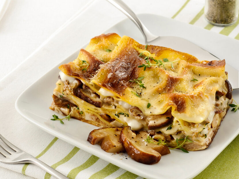 Lasagne con funghi crescenza e noci