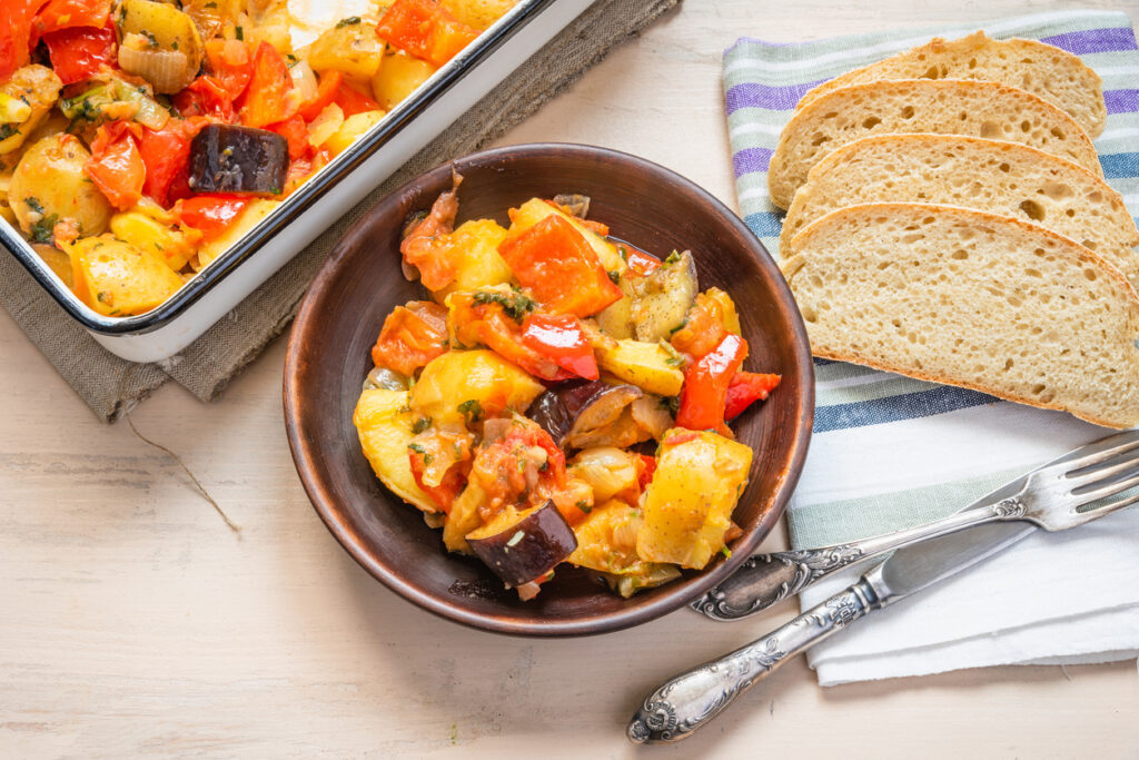 Patate con verdure e fette di pane