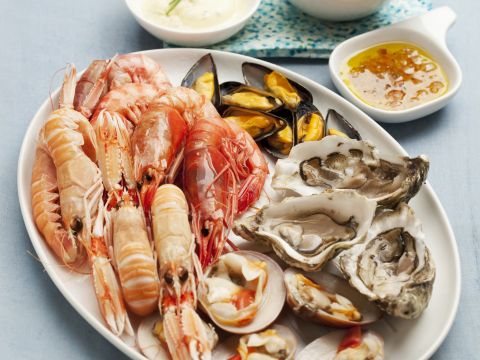 Plateau di frutti di mare cotti e crudi con salsine