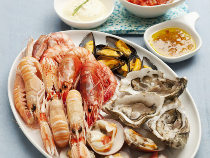 Plateau di frutti di mare cotti e crudi con salsine