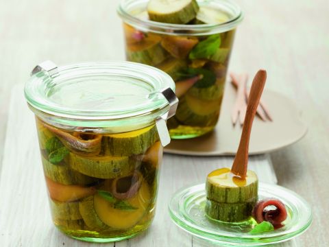Zucchine sott'olio con filetti di acciuga e scalogni