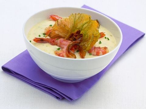 Zuppa con gamberi e fiori di zucca