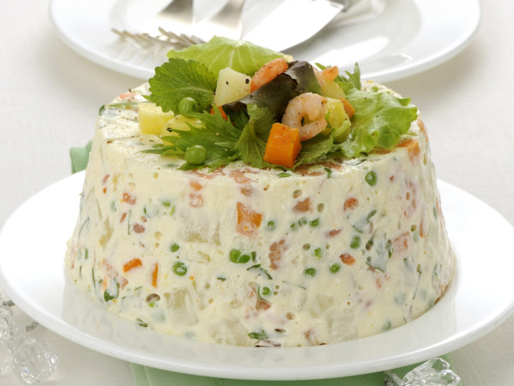 Insalata russa con ananas e gamberetti