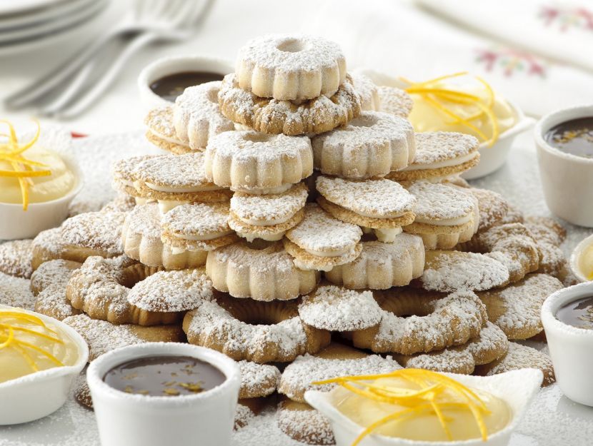 piramide-di-biscotti-con-creme-allarancia