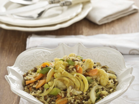 Riso con verdure saltate e lenticchie