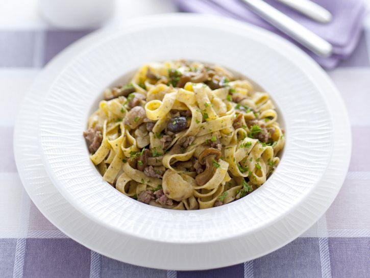 tagliatelle-con-salsiccia-funghi-e-castagne immagine