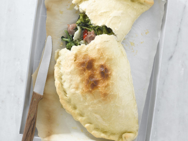 Calzone con friarielli e salsiccia