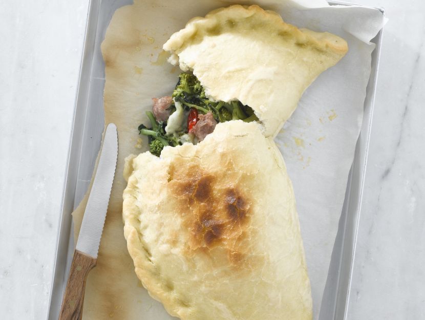 calzone-con-friarielli-e-salsiccia