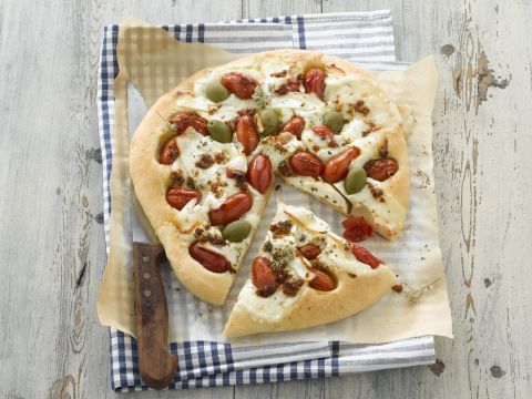 Pizza con ricotta, olive verdi e pesto di pomodori secchi