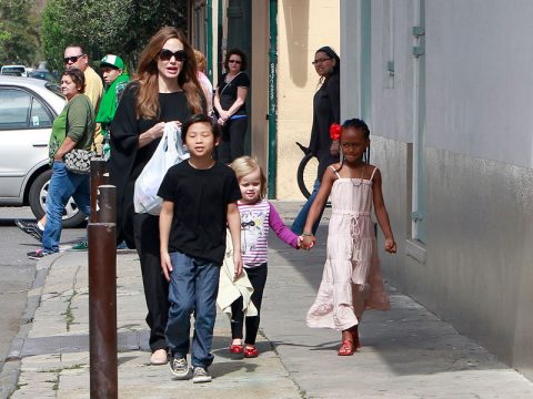 Angelina Jolie a spasso con i figli