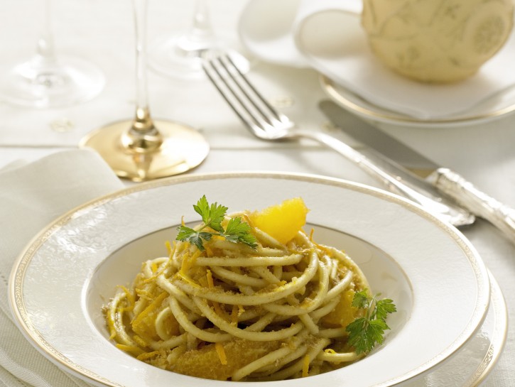 Bucatini con acciughe e arance