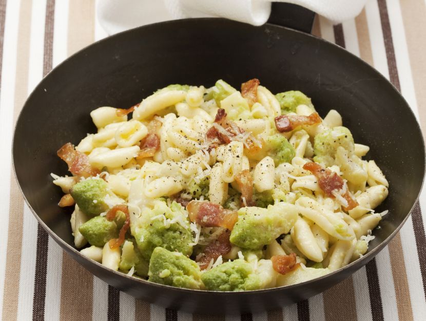 cavatelli-con-cavolo-romano-e-guanciale preparazione