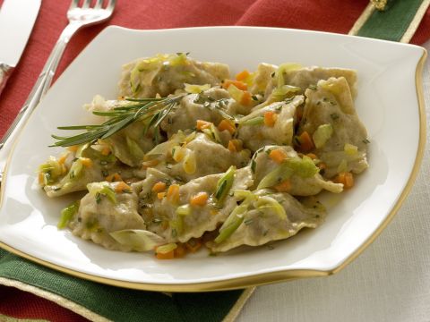 Mezzelune di farro con salamelle e verdure