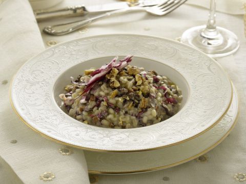 Orzotto con radicchio, crescenza e noci