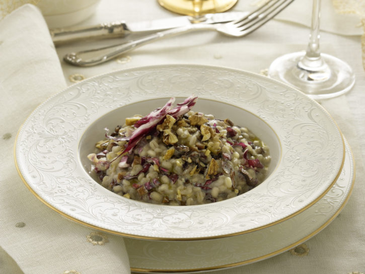 Orzotto con radicchio, crescenza e noci