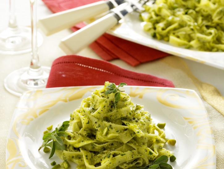 Tagliatelle al pecorino con pesto di pistacchi