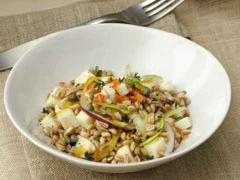 Insalata tiepida di farro con pecorino e verdure