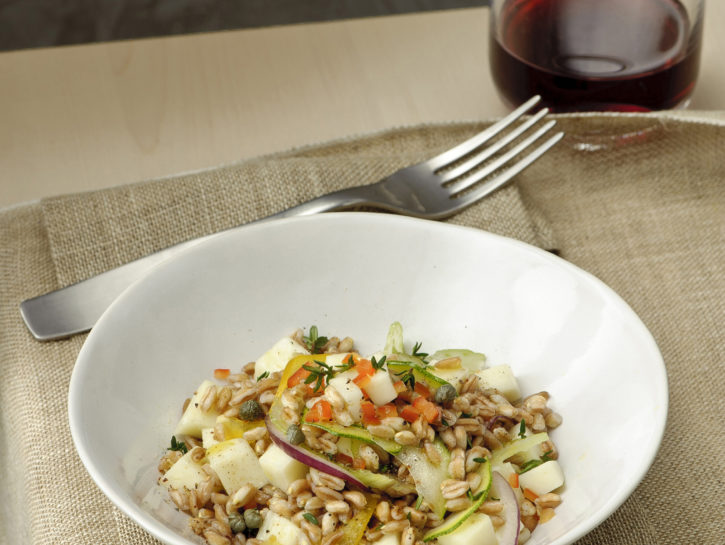Insalata tiepida di farro con pecorino e verdure