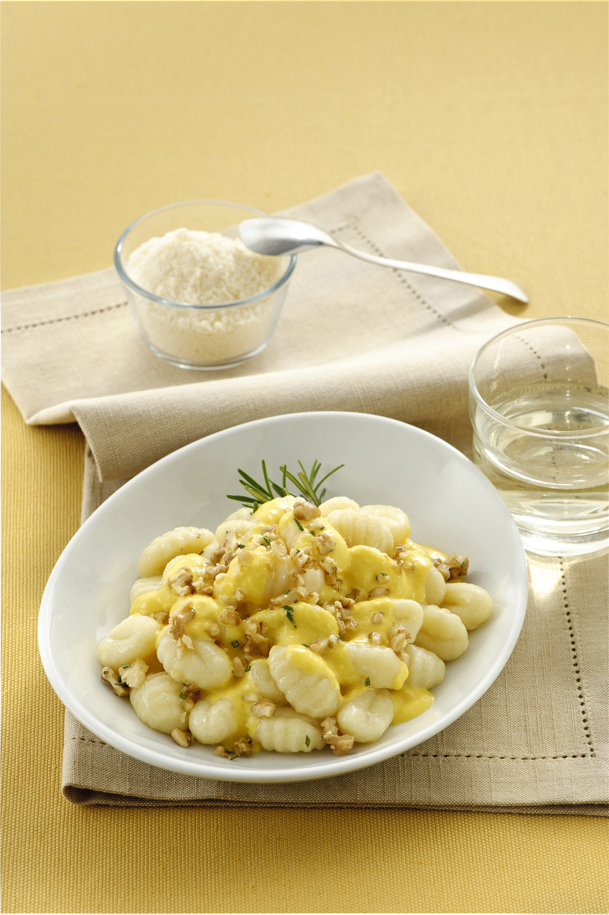 Ricetta Gnocchi di patate con fonduta di brie alle noci - Donna Moderna