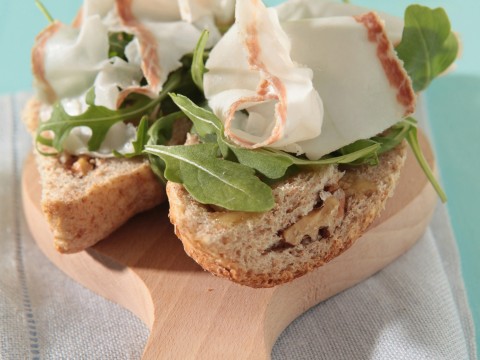 Pane di noci lardo, miele e rucola