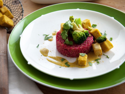 Quinoa in rosa con curry di tofu
