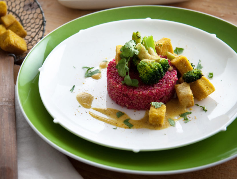 quinoa-in-rosa-con-curry-di-tofu