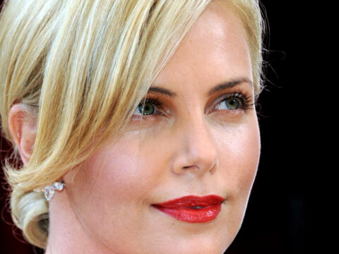 Charlize Theron: “Sono single, fatevi avanti”